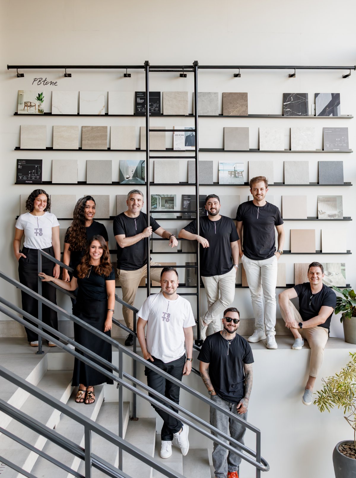 Equipe da Teto Arquitetura em showroom de materiais